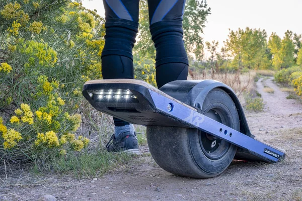 フォート コリンズ コロラド州 アメリカ合衆国 2018 Onewheel の電気スケート ボード晩夏風景でアラパホー族ベンド自然地域における土の歩道に乗ってください — ストック写真