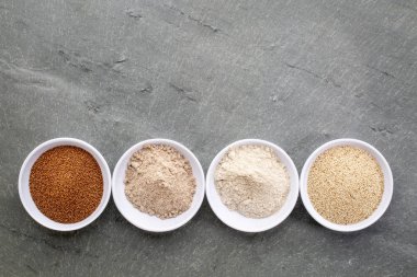 gluten ücretsiz teff tahıl ve un, Fildişi ve kahverengi çeşitliliği, arow kopya alanı ile kayrak taş karşı küçük kase
