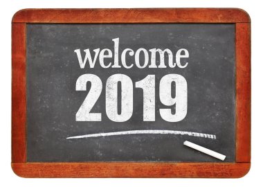 Hoşgeldiniz 2019 - yeni yıl kavramı üzerinde beyaz izole bir vintage kayrak kara tahta üzerinde