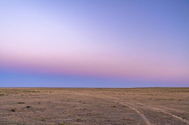 tipik açık gökyüzü içinde çayır üzerinde güneş battıktan sonra Kuzey Colorado - Pawnee Ulusal otlak