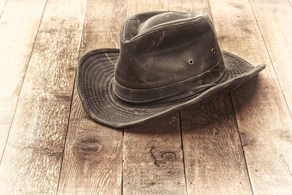Wheathered 内陆帽子在乡村红色谷仓木材 棕褐色色调的图像 — 图库照片