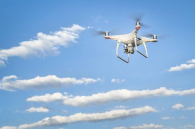 Carr, Co, Amerika Birleşik Devletleri - 12 Nisan 2017: bulut ile mavi gökyüzü karşı bir kamera ile uçan ile DJI indeks işlem Phantom 4 pro quadcopter dron.