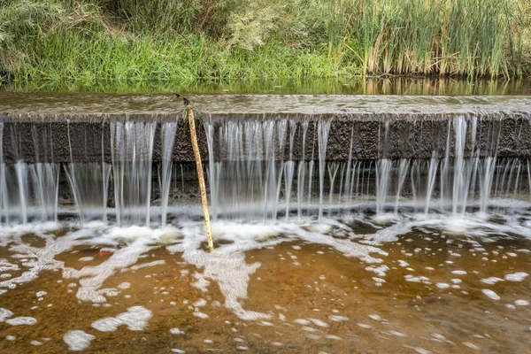 北コロラド州デンバーの下で南プラット川の転換のダムの水は 低水のある風景秋の初め — ストック写真