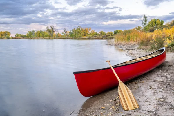 Canoa Tandem Vermelha Com Remo Madeira Uma Margem Lago Cenário — Fotografia de Stock