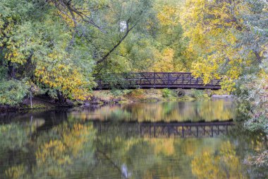 sonbahar manzarası - önbellek la Poudre nehir Fort Collins, Colorado Nehri üzerinde yaya köprüsü