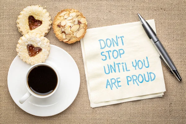 Останавливайтесь Пока Будете Гордиться Вдохновляющий Почерк Салфетке Чашкой Кофе Печеньем — стоковое фото