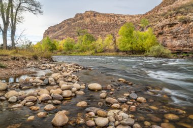 Önbellek la Poudre Nehri ve Belvue Dome yakınındaki Fort Collins, Colorado