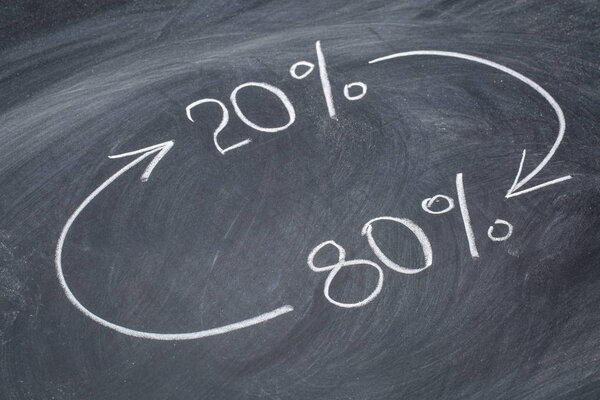 Принцип Парето 80-20 - эскиз с белым мелом на доске
