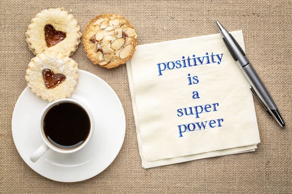 Positività Super Potere Scrittura Tovagliolo Con Una Tazza Caffè Biscotti — Foto Stock