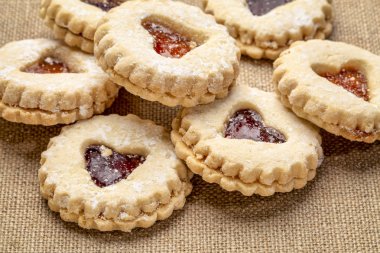 bir yığın reçel kalp bisküvi çuval bezi üzerinde tuval