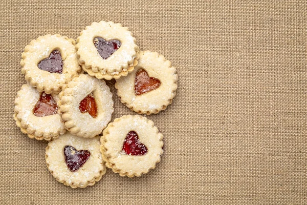 Een Stapel Van Jam Hart Koekjes Jute Doek Met Een — Stockfoto