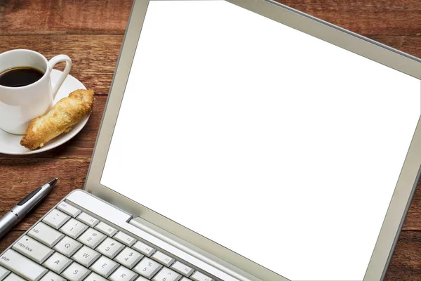 Laptop Mit Weißem Bildschirm Auf Rustikalem Holztisch Mit Einer Tasse — Stockfoto