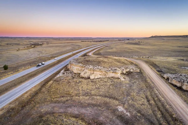 高速公路 横跨在科罗拉多州北部的滚动草原在自然堡垒 空中视图在黎明与轻型交通 — 图库照片