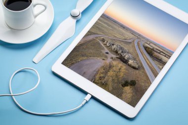 Doğal Fort - dijital tablet bir hava görüntü İnceleme, çayır Kuzey Colorado haddeleme genelinde Otoban (I-25)