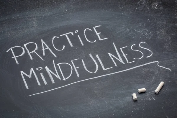 Uygulama Mindfulness Beyaz Tebeşir Dağınık Yazısı Bir Kara Tahta Üzerinde — Stok fotoğraf