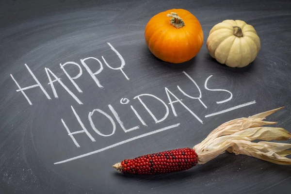 快乐假期贺卡 白色粉笔手写在石板黑板与南瓜 葫芦和玉米 — 图库照片
