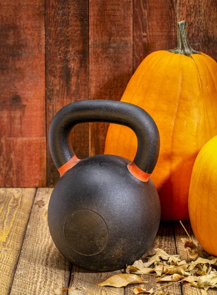 Kettlebell Pompoenen Tegen Weer Rood Geschilderd Schuur Hout — Stockfoto