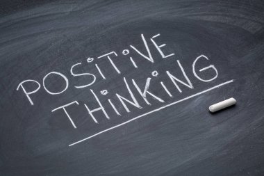 bir kara tahta üzerinde pozitif düşünme - beyaz tebeşir el yazısı