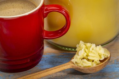 ghee (açıklık tereyağı) - ketogenic diyet kavramı ile taze yağ kahve