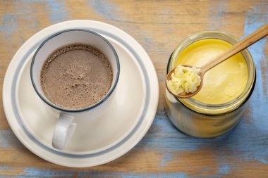 ghee (açıklık tereyağı) - ketogenic diyet kavramı ile taze yağ kahve