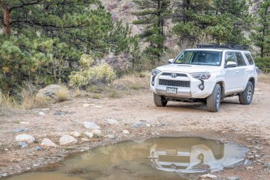 Fort, Co, Amerika Birleşik Devletleri - 22 Ekim 2018: Toyota 4runner Suv (2016 iz baskı, hisse senedi araç olmadan kapalı yol modifacations)) bir dağ toprak yol üzerinde.