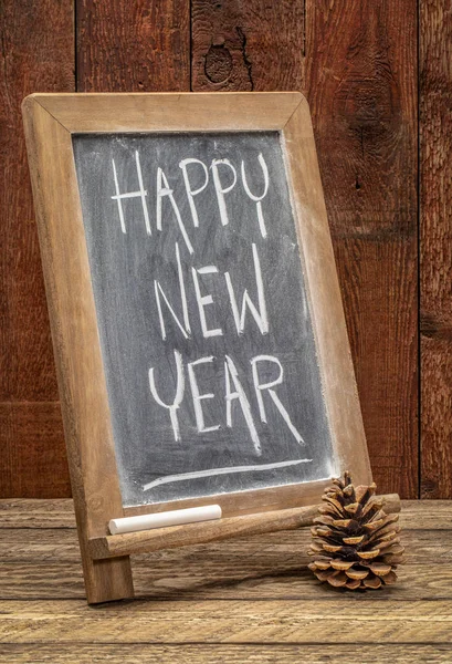 快乐的新年问候 黑板上的白色粉笔文字对谷仓木材 — 图库照片