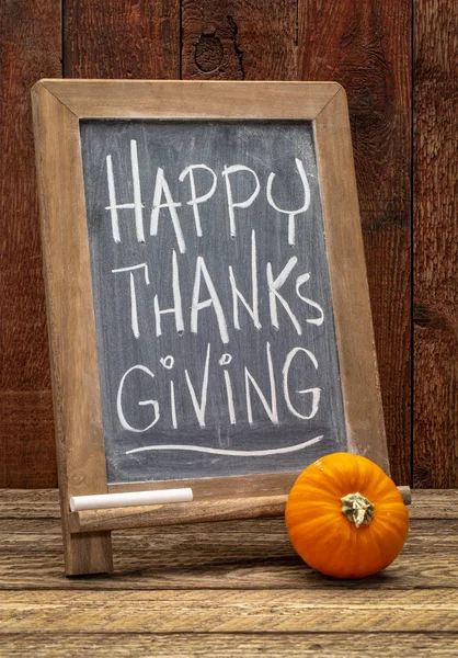 Happy Thanksgiving Gratulationskort Vit Krita Handskrift Svart Tavla Med Pumpa — Stockfoto