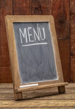 Beyaz tebeşir el yazısı menü Word'de bir tahta, rustik ahır ahşap karşı aşağıda kopya alanı üzerinde