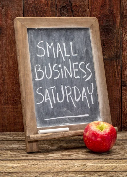 Small Business Saturday Semn Scriere Mână Cretă Albă Tablă Din — Fotografie, imagine de stoc