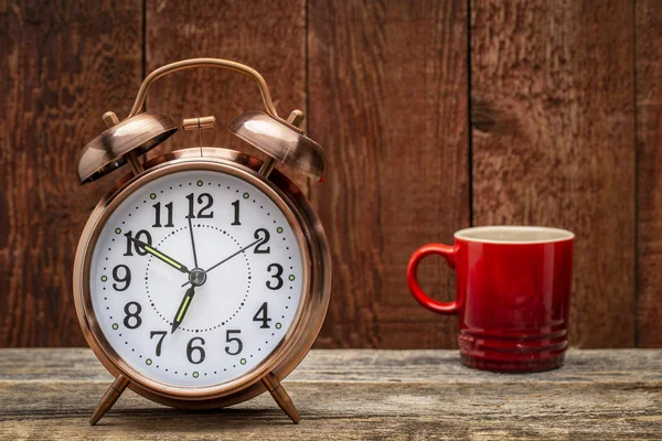 Reloj Despertador Una Taza Café —  Fotos de Stock