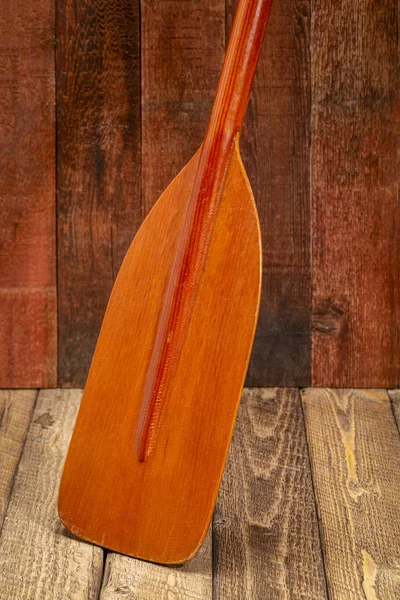 Holzklinge Eines Kanupaddels Gegen Rustikales Scheunenholz — Stockfoto