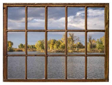dramatik bir gökyüzü ve vintage penceresinden görüldüğü gibi sonbahar renkleri ile Colorado Gölü