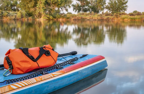 Stand Paddleboard Paddle Safety Leash Waterproof Duffel Shore Calm Lake — Stock Photo, Image
