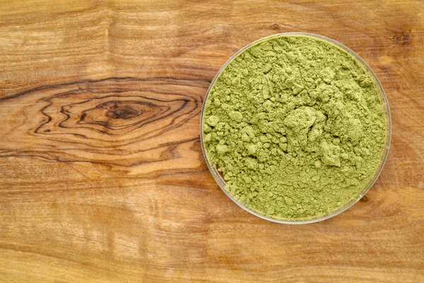 Polvere Foglia Moringa Intorno Ciotola Contro Bordo Legno Olivetree — Foto Stock