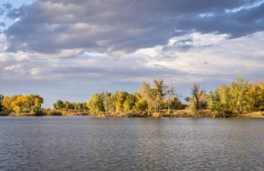 dramatik bir gökyüzü ve sonbahar renkleri ile Colorado Gölü
