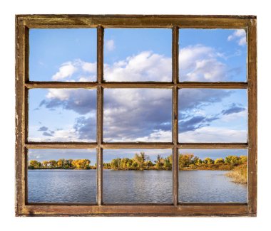 dramatik bir gökyüzü ve vintage penceresinden görüldüğü gibi sonbahar renkleri ile Colorado Gölü