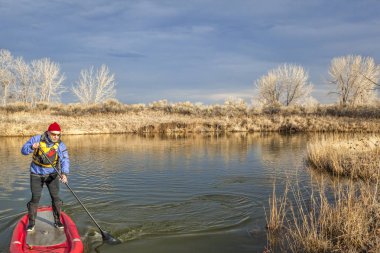 komuta sizde paddleboard şişme bir ayağa sonbahar ya da kış sahne Colorado'da bir gölde kürek çekmeye