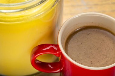 ghee (açıklık tereyağı) - ketogenic diyet kavramı ile taze yağ kahve