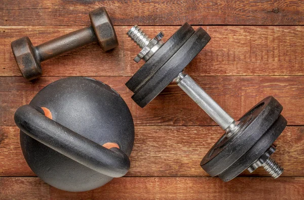 Zware Ijzeren Kettlebell Halters Een Rustieke Houten Achtergrond Fitness Concept — Stockfoto