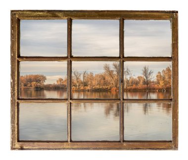 Gölün Kuzey Colorado Fort Collins doğal alanların birinde günbatımında sakin, sahne bir vintage kabin pencereden görülen düşüş