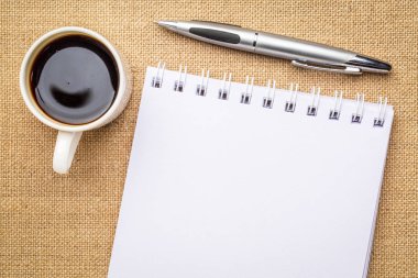 çuval bezi tuval bir fincan kahve ile karşı karşı boş sarmal sanat sketchbook
