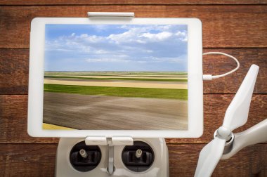 buğday, Mısır ve sürülmüş alanlar - kırsal, Nebraska yatay hava görüntüyü dijital tablet gözden bir dron radyo denetleyicisinde monte edilmiş