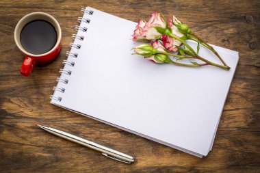 boş sanat sketchbook çiçek ve kahve bir grunge ahşap tablo