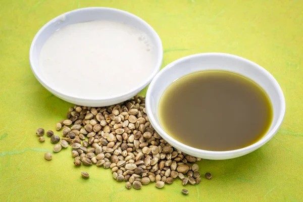 Hanfprodukte Trockenes Saatgut Und Milch Einer Kleinen Schüssel Gegen Grünes — Stockfoto