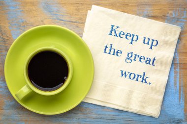 Yukarıya belgili tanımlık büyük iş - bir fincan kahve ile peçete üzerinde el yazısı