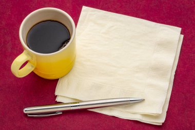 espresso kahve ve kalem karşı kırmızı mulkberry kağıt peçeteyle