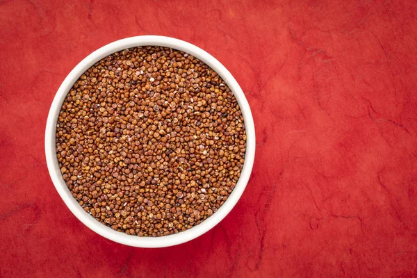 Γλουτένη Δωρεάν Κόκκινο Quinoa Σιτάρι Κάτοψη Του Ένα Μικρό Γυάλινο — Φωτογραφία Αρχείου