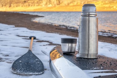 kürek çekmeye Colorado - durdurmak için sıcak bir çay kış durumda ayağa