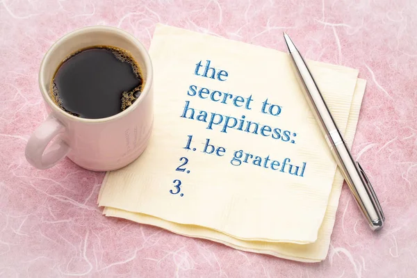幸福概念 エスプレッソ コーヒーのカップとナプキンの手書きの文字の秘密 — ストック写真