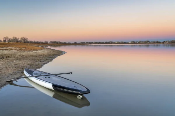 Crepúsculo Sobre Lago Colorado Com Stand Paddleboard Uma Praia — Fotografia de Stock